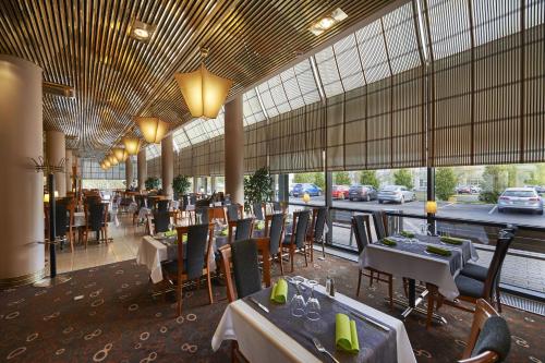 Restaurant ou autre lieu de restauration dans l'établissement Holiday Inn Helsinki-Vantaa Airport by IHG