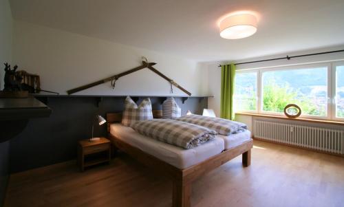 ein Schlafzimmer mit einem Bett und einem großen Fenster in der Unterkunft Alpenflair Ferienwohnungen Whg. 309 Himmelschrofen in Oberstdorf
