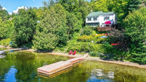 Waterfront Chalet On Lake Labelle With 3 Bedrooms, Hot Tub And Private Dock