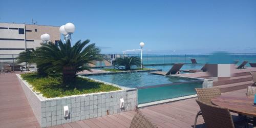 ein Schwimmbad in der Mitte eines Gebäudes in der Unterkunft Pajuçara Front Beach in Maceió