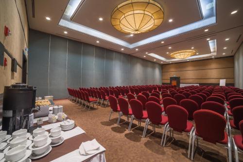 Χώρος καθιστικού στο Holiday Inn Guadalajara Expo Plaza del Sol by IHG