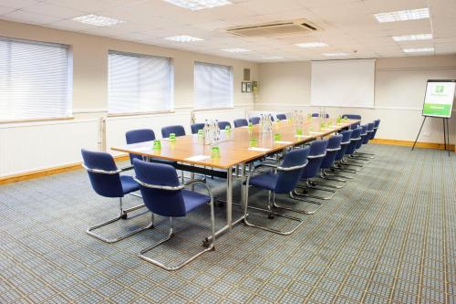 a conference room with a long table and chairs at Holiday Inn Birmingham M6, Jct7 by IHG in Birmingham