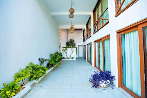 Taman di luar Moriah Natal Beach Hotel