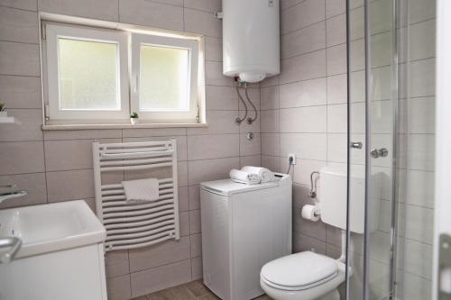 Phòng tắm tại NEW LUXURY APARTMENT SANDRA- OLD TOWN KORCULA