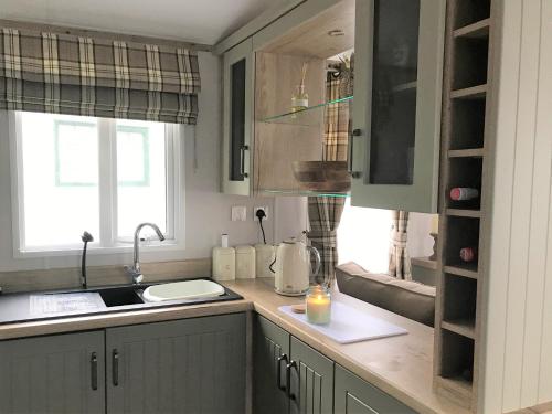 una cucina con lavandino e bancone di 2 Borwick Lake a Carnforth