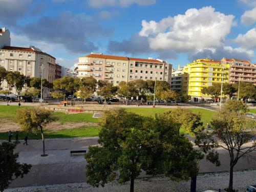 um parque com edifícios e árvores numa cidade em Rose view guest house em Lisboa