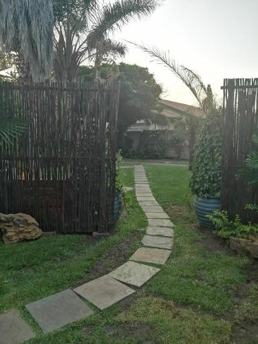 Ein Garten an der Unterkunft Roxy's Rest Guest House