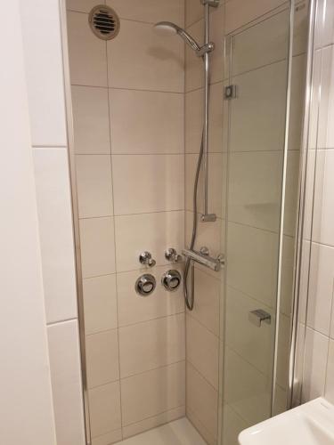 bagno con doccia e porta in vetro di Fewo-Elbsicht-405 a Cuxhaven