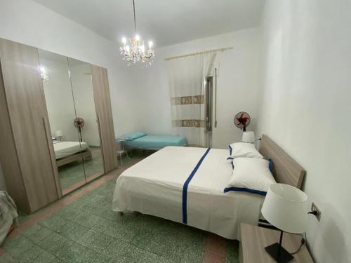 una camera con letto e un bagno con specchio di Casa Diroma a Ginosa Marina