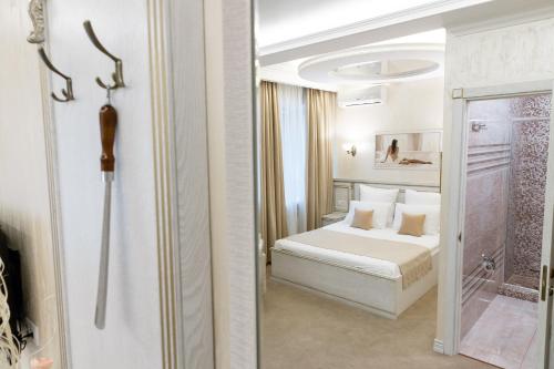 モスクワにあるInvite Hotel Kolomenskayaのベッドルーム(白いベッド1台、鏡付)