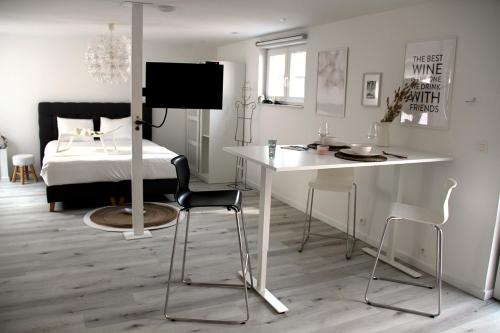a bedroom with a white desk and a bed at Appartement Blanc cocooning in Sprimont