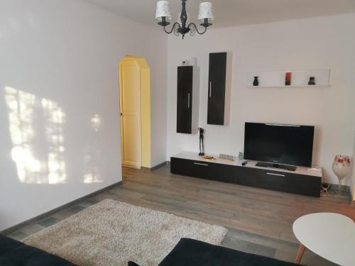 ein Wohnzimmer mit einem Flachbildfernseher an der Wand in der Unterkunft Chic Apartment in Brăila
