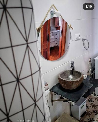 ein Bad mit einem Waschbecken und einem Spiegel in der Unterkunft Orion in Torrejón el Rubio