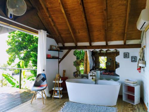 ein Badezimmer mit einer Badewanne und einem Waschbecken in der Unterkunft Chalet cabane in Capesterre-Belle-Eau