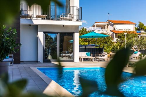 Casa con piscina y patio en Olive Tree mansion, en Vir