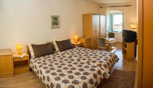 een slaapkamer met een bed en een tv. bij Apartment Monika in Dubrovnik
