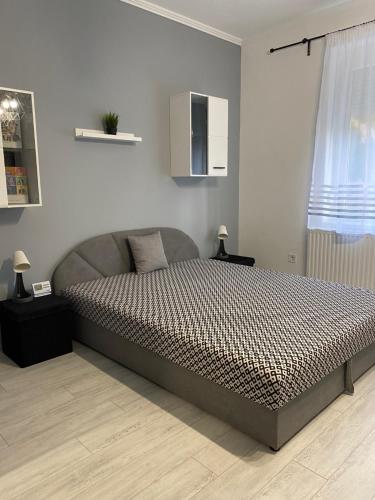 A bed or beds in a room at City Center Apartman Nagykanizsa
