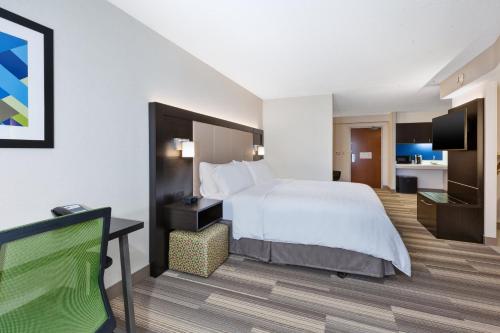 Телевизор и/или развлекательный центр в Holiday Inn Express Blacksburg by IHG