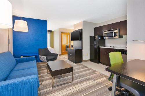 Кухня или мини-кухня в Holiday Inn Express Blacksburg by IHG

