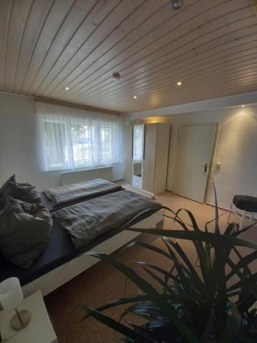 ein Schlafzimmer mit einem großen Bett und einer Holzdecke in der Unterkunft Quartier 6 in Beelitz
