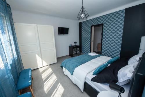 een slaapkamer met een bed en een stoel in een kamer bij Explore the World 1 in Perpignan