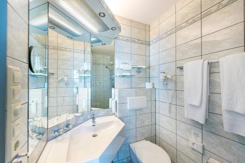 La salle de bains est pourvue d'une baignoire, de toilettes et d'un lavabo. dans l'établissement Hotel Stein - Schiller's Manufaktur, à Coblence