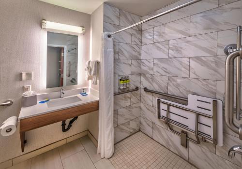 un bagno con lavandino e doccia di Holiday Inn Express Reno Airport by IHG a Reno