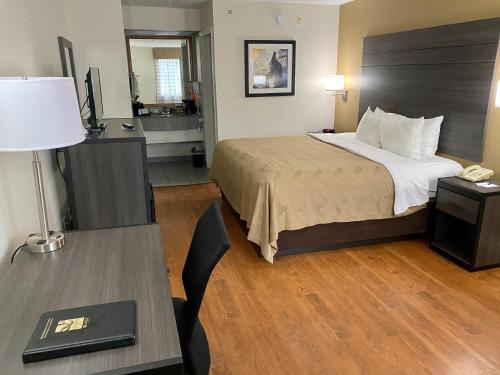 Postel nebo postele na pokoji v ubytování Quality Inn Branson - Hwy 76 Central