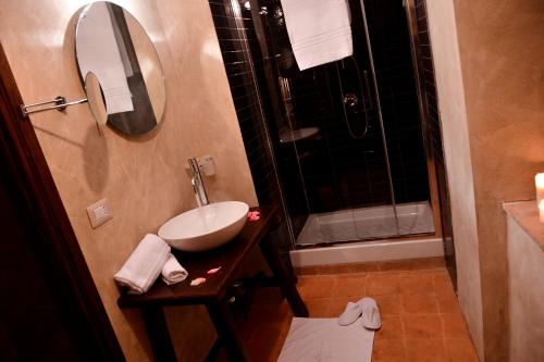 Koupelna v ubytování Robur Marsorum Albergo Diffuso