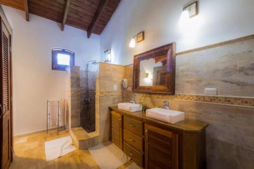 uma casa de banho com 2 lavatórios e um espelho em Penthouse Las Playas em Las Terrenas