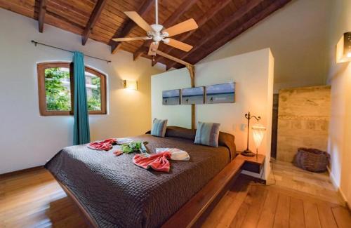 a bedroom with a bed with a ceiling fan at Penthouse Las Playas in Las Terrenas
