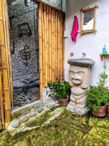 Un jardín fuera de Hostal Bambu