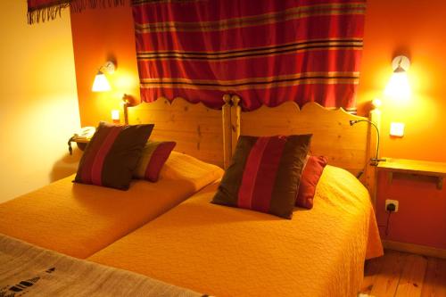 two twin beds in a room with two lamps at Hotel Rural Quinta da Geia in Aldeia das Dez