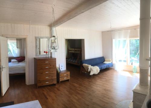 Posezení v ubytování Secret Beach House off-grid, sauna and outdoor WC