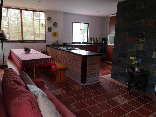 ピエデクエスタにあるCasa Mesa de Ruitoqueのリビングルーム(ソファ、テーブル付)
