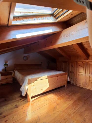 an attic room with a bed and a skylight at Maison de Neige #Bluchalet in Torgnon