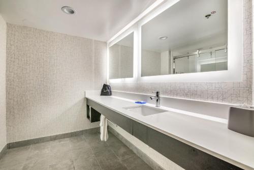 Koupelna v ubytování Holiday Inn Express & Suites Longview North by IHG