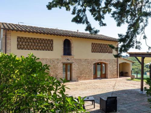 een uitzicht op een huis met een binnenplaats bij Belvilla by OYO Fienile Sonia in Lucardo