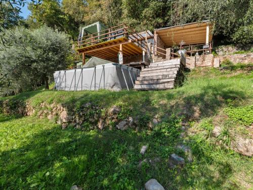 una casa al lado de una colina con terraza en Belvilla by OYO Casa Polvere di Stelle, en Monsagrati