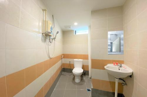 A bathroom at OYO 89540 B Hotel Penang