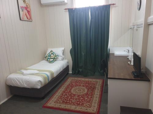 Postel nebo postele na pokoji v ubytování Exchange Hotel Toogoolawah