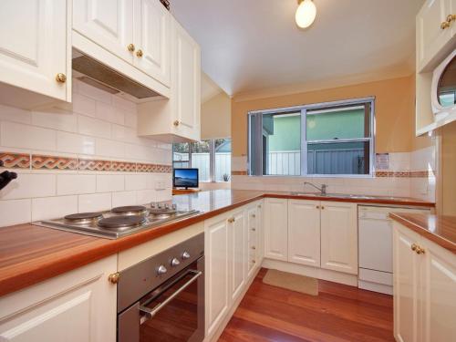A kitchen or kitchenette at Salt Water @ Fingal Bay