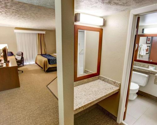 Кровать или кровати в номере Comfort Inn Conference Center