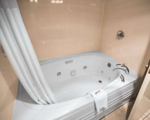 a white bath tub in a small bathroom at Quality Inn New Columbia-Lewisburg in New Columbia