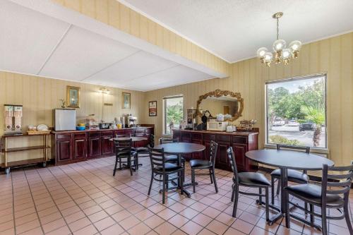 a kitchen with tables and chairs in a room at Econo Lodge Inn & Suites in Lugoff
