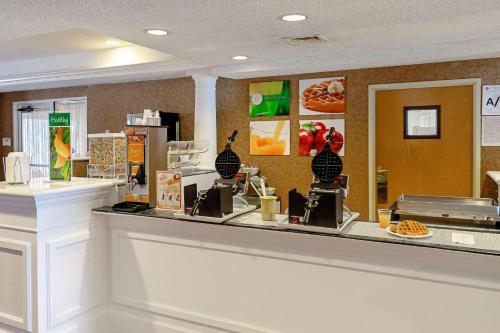 ein Fast-Food-Restaurant mit einer Theke mit Essen in der Unterkunft Quality Suites San Antonio Northeast in San Antonio