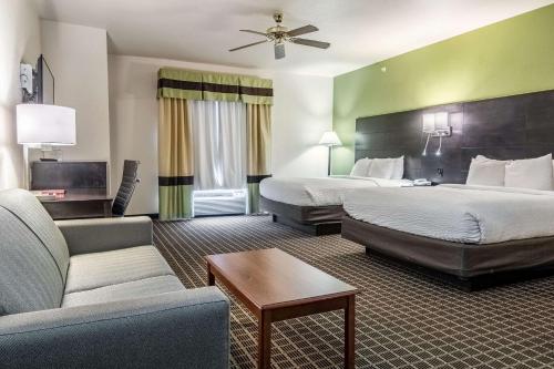 Postel nebo postele na pokoji v ubytování Clarion Inn & Suites Weatherford South