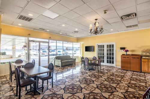 Χώρος καθιστικού στο Rodeway Inn