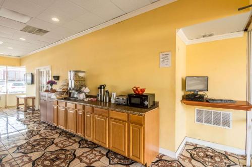 Η κουζίνα ή μικρή κουζίνα στο Rodeway Inn