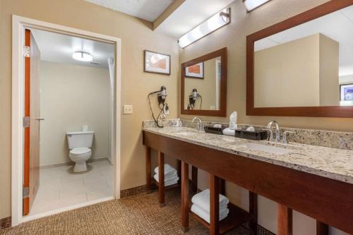 A bathroom at Comfort Inn & Suites Hamilton Place